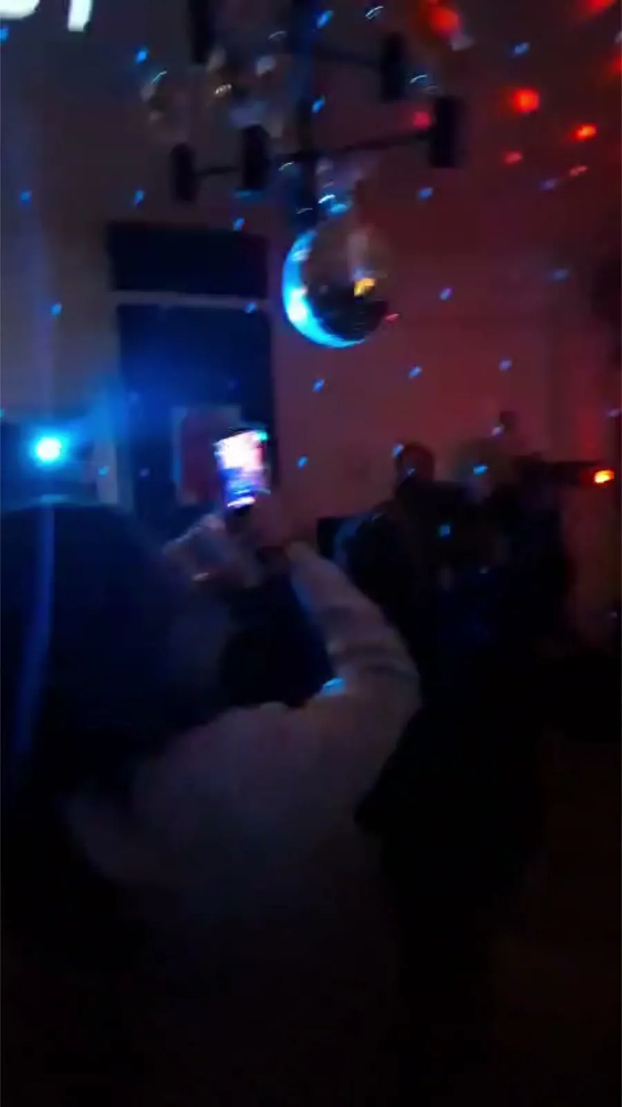 Discobal en lasers tijdens een optreden