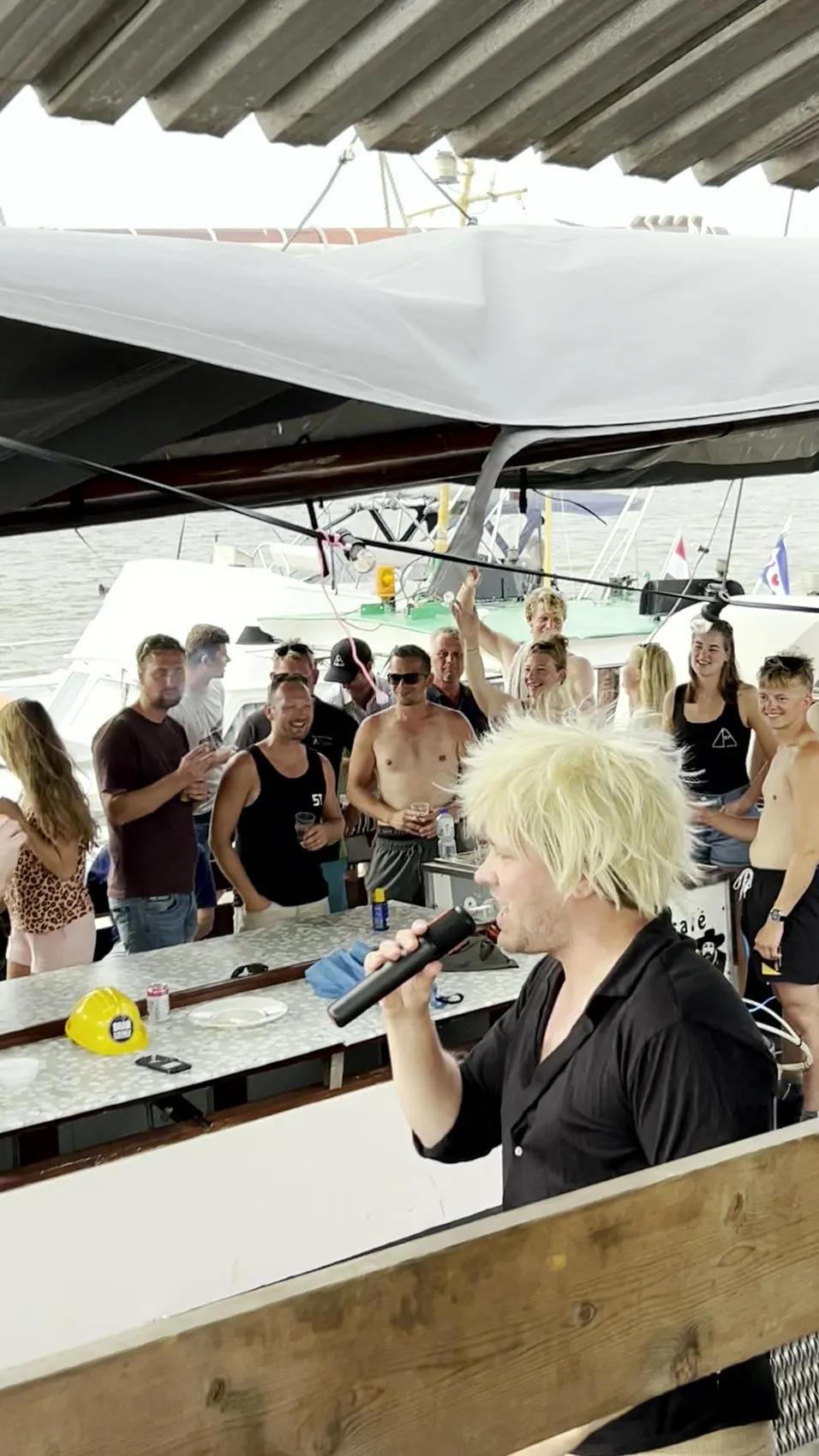 Bram Leefgeld zingt op het volle dek van de Vrouwe Jantje